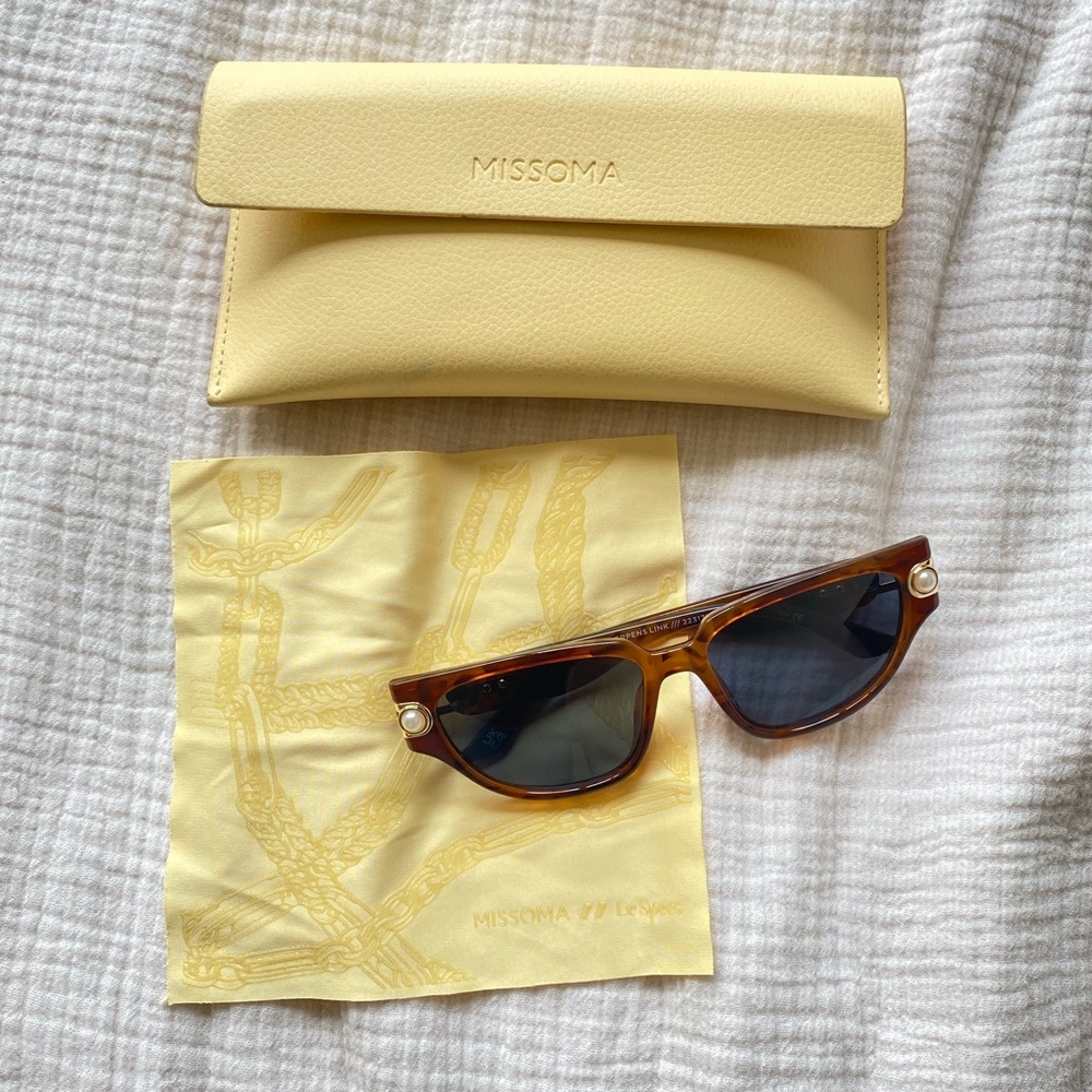Missoma x Le Specs Serpens Link Cat-eye Sunglasses in Tortoiseshell & Pearl